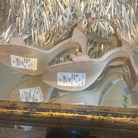 Cute dressy sandal with details… - Picture 2 of 4